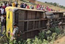 रांची में बड़ा हादसा, 30 बच्चों से भरी स्कूल बस पलटी, 15 बच्चे घायल, ड्राइवर फरार