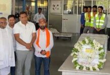 शहीद की विदाई: रांची एयरपोर्ट पर भाजपा नेता और परिजनों ने दी आईबी अधिकारी मनीष रंजन को श्रद्धांजलि