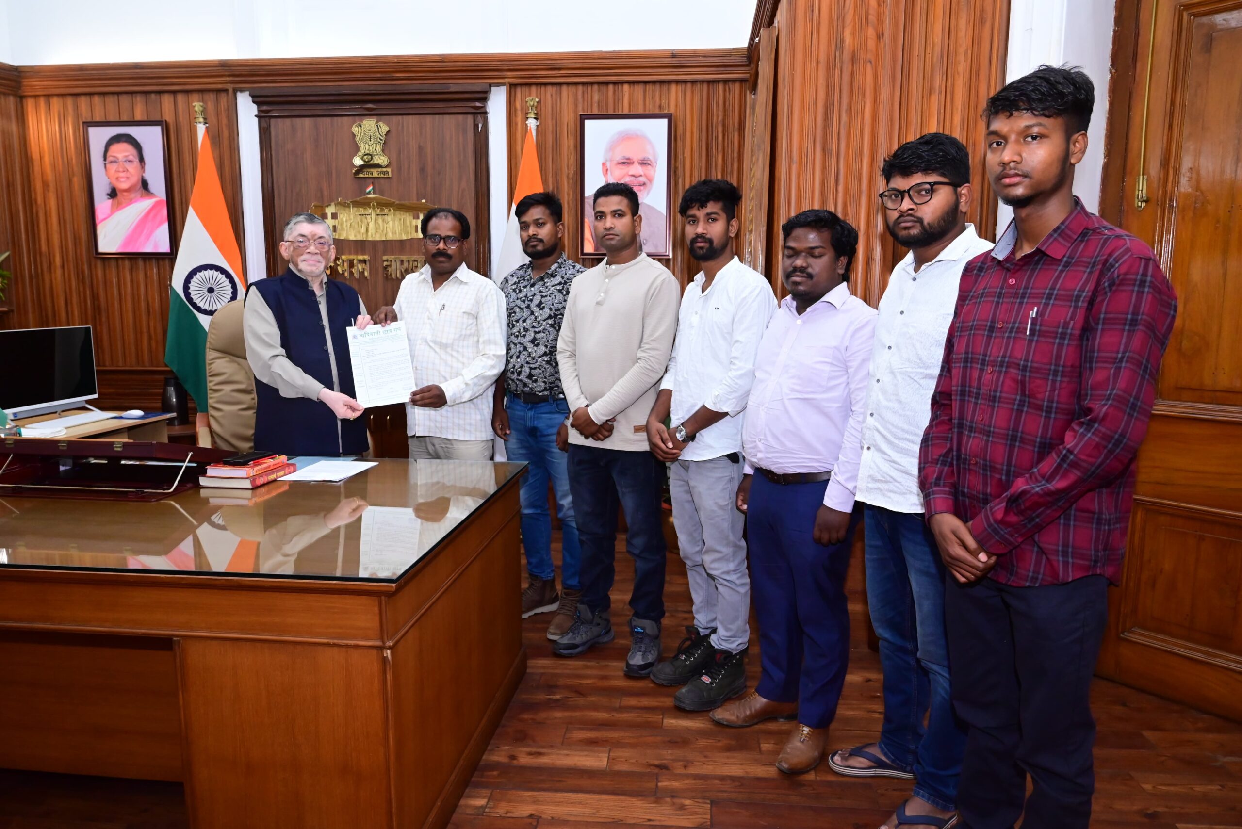 आदिवासी छात्र संघ ने राज्यपाल को सौंपा ज्ञापन, तीन सूत्री मांगों की पूर्ति की मांग की