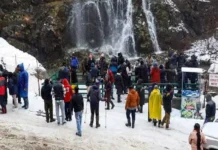 कश्मीर छोड़ने की होड़: पहलगाम हमले के बाद 10 हजार होटल बुकिंग कैंसल, रेलवे ने चलाई स्पेशल ट्रेन