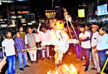 स्वास्थ्य मंत्री के खिलाफ महासभा का विरोध, पुतला फूंककर जताया आक्रोश