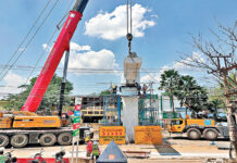 सिरमटोली फ्लाई ओवर रैंप निर्माण के खिलाफ आदिवासी संगठन का विरोध, पुलिस से धक्का-मुक्की