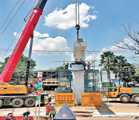 सिरमटोली फ्लाई ओवर रैंप निर्माण के खिलाफ आदिवासी संगठन का विरोध, पुलिस से धक्का-मुक्की