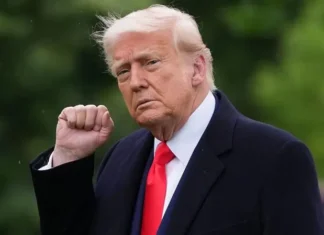 ट्रंप की धमकी: भारत में बने आईफोन पर अमेरिका में 25% टैरिफ