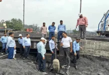 सीसीएल के सीवीओ ने हजारीबाग में व्हीकल ट्रैकिंग सिस्टम का निरीक्षण किया