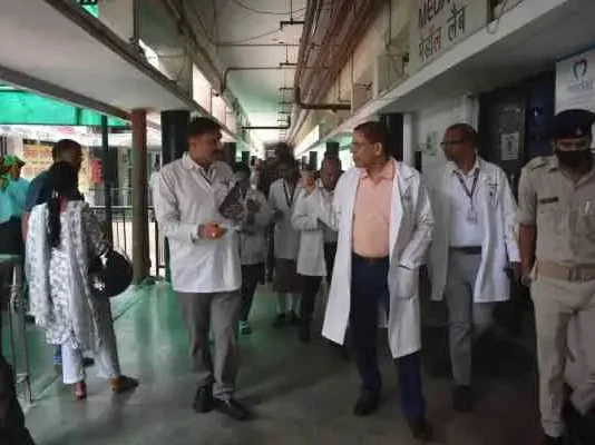 रिम्स में गंदगी पर भड़के निदेशक: अफसरों को लगाई फटकार, सुधार के निर्देश