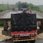 झारखंड के खूंटी जिले में बड़ा हादसा: भारी बारिश में धंसा बनई नदी पर बना पुल, ट्रक फंसा