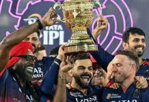 18 साल की प्रतीक्षा हुई पूरी: कोहली ने ट्रॉफ़ी चूमी, डिविलियर्स-गेल ने बांटा जश्न