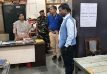रांची डीसी का औचक निरीक्षण: दफ्तरों में मिली लापरवाही, कई कर्मचारियों पर कार्रवाई