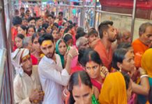 श्रावणी मेले के भक्ति में डूब रहे लोग