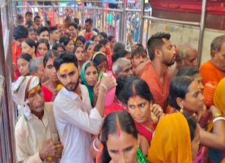 श्रावणी मेले के भक्ति में डूब रहे लोग
