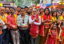 पहाड़ी मंदिर में सोमवारी की महाआरती पर पहुंची सांसद महुआ माजी