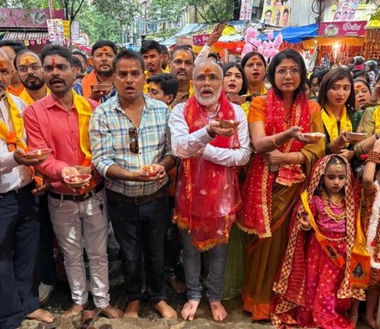 पहाड़ी मंदिर में सोमवारी की महाआरती पर पहुंची सांसद महुआ माजी