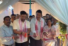 रांची में अजय नाथ शाहदेव के साथ धोनी ने विश्वस्तरीय बैडमिंटन कोर्ट का किया उद्घाटन