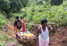 पाकुड़ के बीमार बेटे को खाट पर लेकर पिता ने पहुंचाया अस्पताल