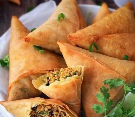 स्नैक्स में क्रिस्पी ट्विस्ट, चिकन समोसे की स्वादिष्ट फिलिंग रेसिपी आई सामने