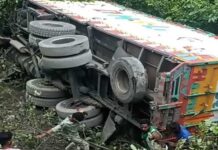 कोडरमा घाटी में दर्दनाक सड़क हादसा: कंटेनर की टक्कर से तीन की मौत, एक गंभीर रूप से घायल