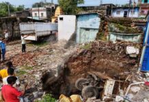 झरिया में भू-धंसान से हड़कंप, 407 गाड़ी जमीन में समाई