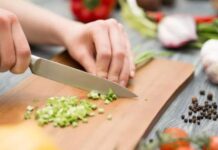 लकड़ी का चॉपिंग बोर्ड बना सकता है आपके परिवार को बीमार, एक्सपर्ट ने दी चेतावनी