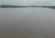 खतरे के करीब पहुंचा यमुना का जलस्तर, दहशत में हजारों परिवार