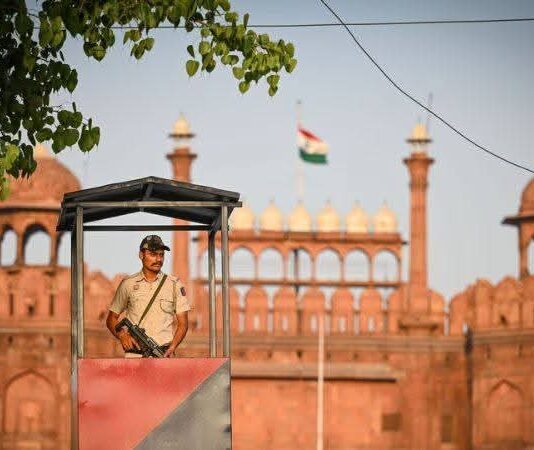 लाल किले में घुसपैठ की कोशिश: 5 बांग्लादेशी नागरिक गिरफ्तार, 7 पुलिसकर्मी सस्पेंड