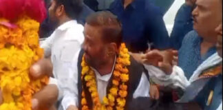 स्वागत के दौरान स्वामी प्रसाद मौर्य पर हमला, युवक ने माला पहनाने के बाद मारा थप्पड़