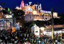 देशभर में जन्माष्टमी की धूम, मंदिरों में उमड़ी भारी भीड़; कान्हा को खिलाते नजर आए CM योगी