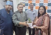 राष्ट्रीय हॉकी खिलाड़ी से मिलने पहुंचे IAS एवं विधायक