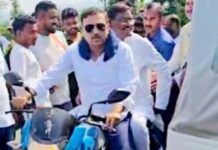 बाइक से शिबू सोरेन के गांव नेमरा पहुंचे अर्जुन मुंडा और सुदेश महतो