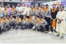 झारखंड की हॉकी खिलाड़ियों का एयरपोर्ट में किया शानदार स्वागत