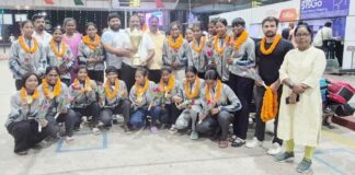 झारखंड की हॉकी खिलाड़ियों का एयरपोर्ट में किया शानदार स्वागत