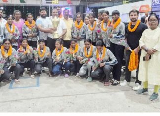 झारखंड की हॉकी खिलाड़ियों का एयरपोर्ट में किया शानदार स्वागत