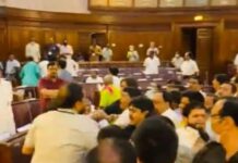 बंगाल विधानसभा में हुआ हंगामा भाजपा व टीएमसी के बीच मारपीट