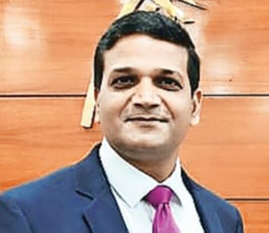भूमि घोटाले के मामले में फंसे पूर्व DC को सुप्रीम कोर्ट से नहीं मिली राहत