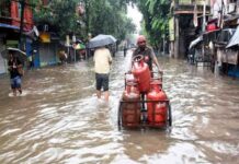 कोलकाता में भारी बारिश 6 लोगों की मौत के साथ ट्रैफिक ठप, दुर्गा पूजा पर पड़ेगा असर