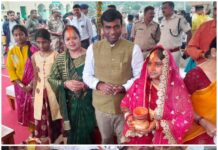 राजधानी रांची में छठ पूजा मनाते दिखे DC