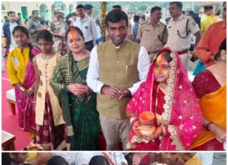 राजधानी रांची में छठ पूजा मनाते दिखे DC