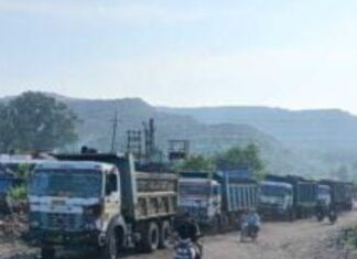 अवैध वसूली के विरोध में टंडवा में हाइवा मालिकों की हड़ताल