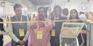 दुबई के IATF में चमक रहा झारखंड का तसर व टेक्सटाइल