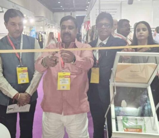 दुबई के IATF में चमक रहा झारखंड का तसर व टेक्सटाइल