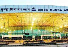 इंडिगो की फ्लाइट्स रद्द पर यात्रियों का हंगामा