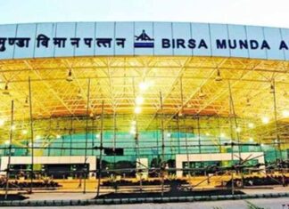 इंडिगो की फ्लाइट्स रद्द पर यात्रियों का हंगामा