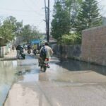 रांची में सरकारी नाली बंद के कारण सड़क पर फैल रही गंदगी