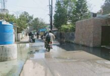 रांची में सरकारी नाली बंद के कारण सड़क पर फैल रही गंदगी