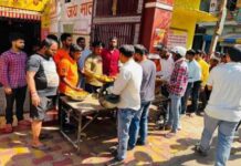 रांची के चैती दुर्गा मंदिर में प्रसाद वितरण से भक्तों में उत्साह