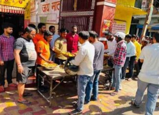 रांची के चैती दुर्गा मंदिर में प्रसाद वितरण से भक्तों में उत्साह