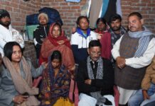 धुर्वा में लापता हुए बच्चों के परिजनों से मिले केंद्रीय रक्षा राज्य मंत्री