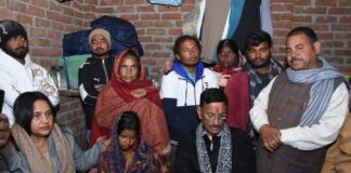धुर्वा में लापता हुए बच्चों के परिजनों से मिले केंद्रीय रक्षा राज्य मंत्री
