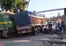 देवघर में खुले फाटक पर ट्रेन-ट्रक हादसा
