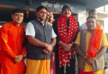 रजरप्पा में नौसेना प्रमुख ने किया दर्शन